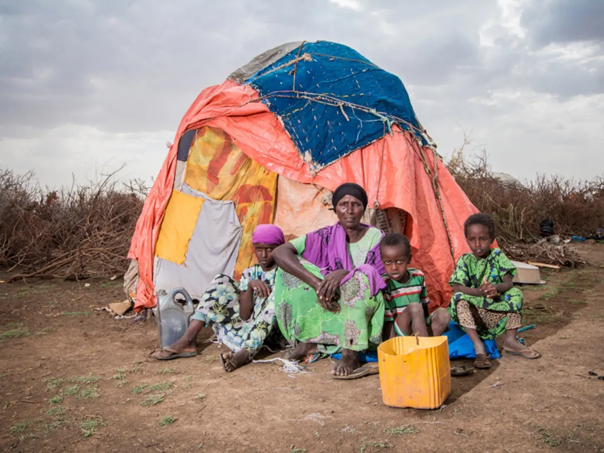 Une famille déplacée interne en Somalie du fait de la sécheresse est assise devant un abri de fortune dans le district de Wajaale. Photo d’archives, juin 2017