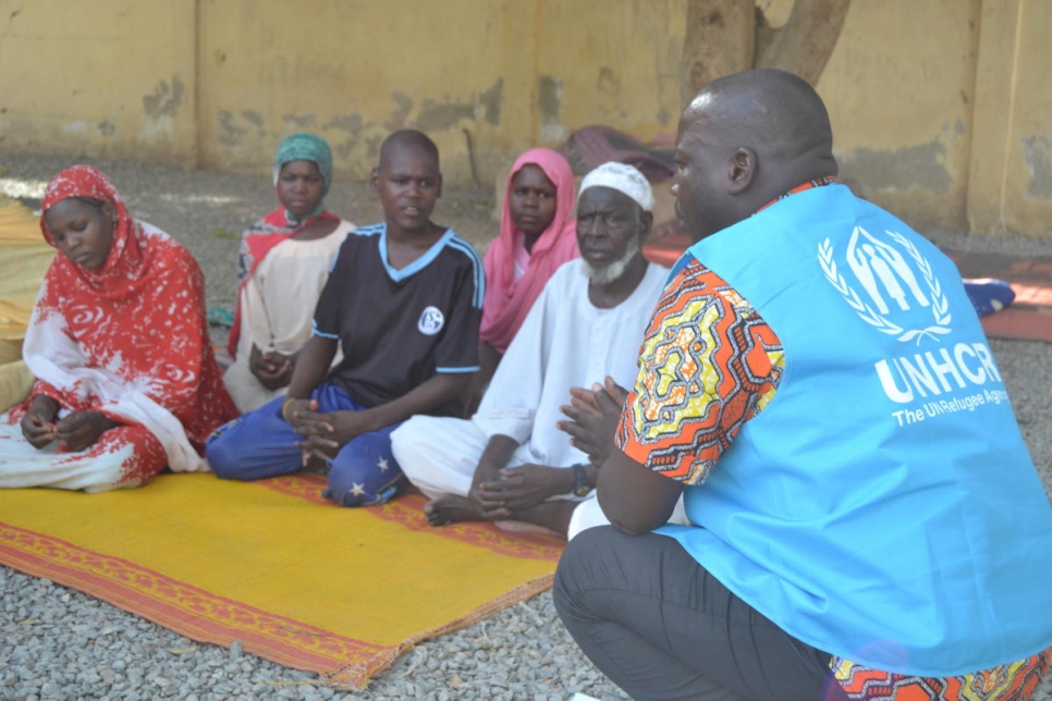 Des réfugiés soudanais reçoivent un dernier briefing de la part d’un employé du HCR au Tchad avant leur de réfugiés réinstallés dans un pays tier