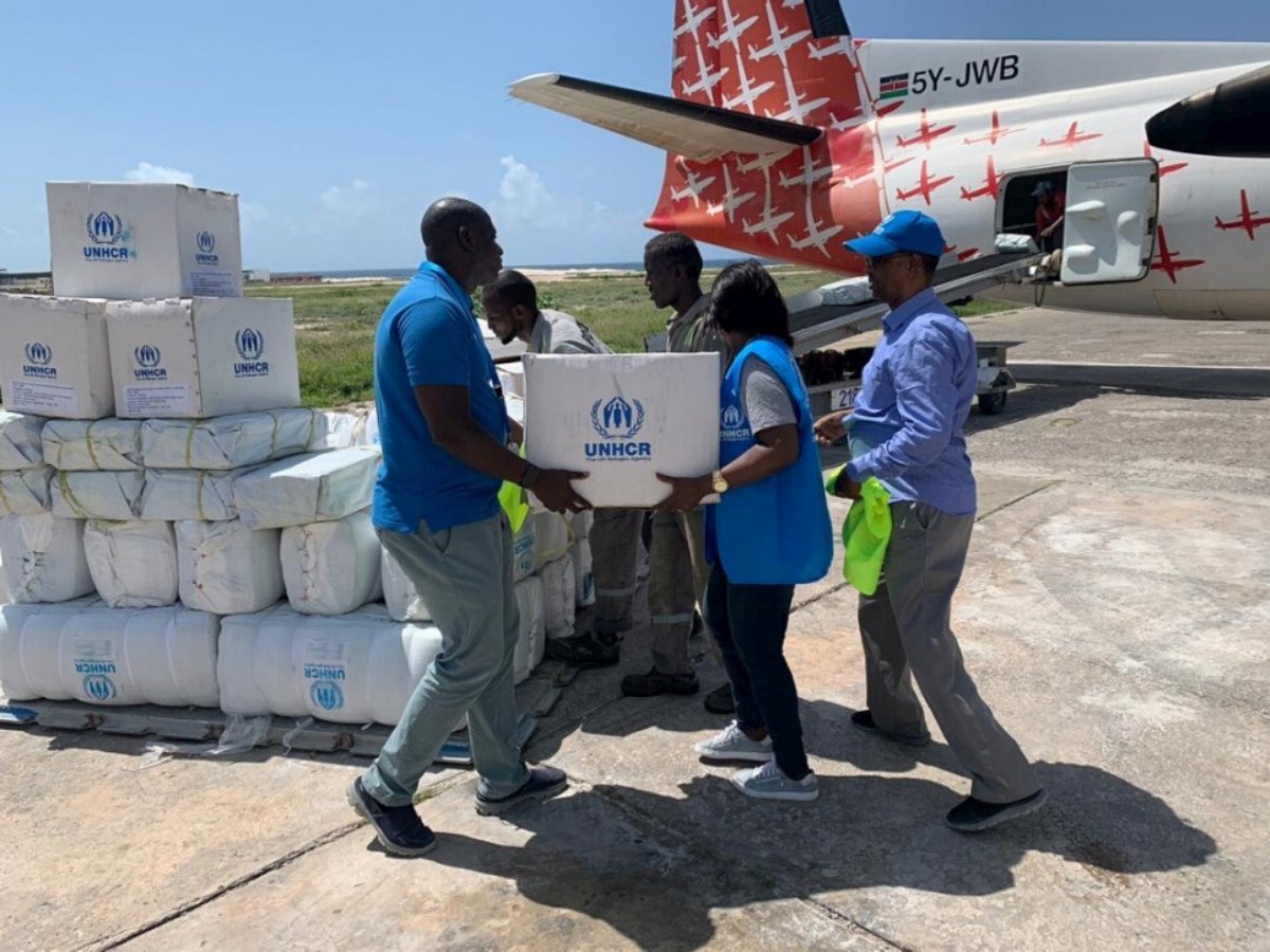 Des employés du HCR déchargent des articles de secours qui seront distribués aux familles affectées par les inondations dans la région de Hiran au centre de la Somalie