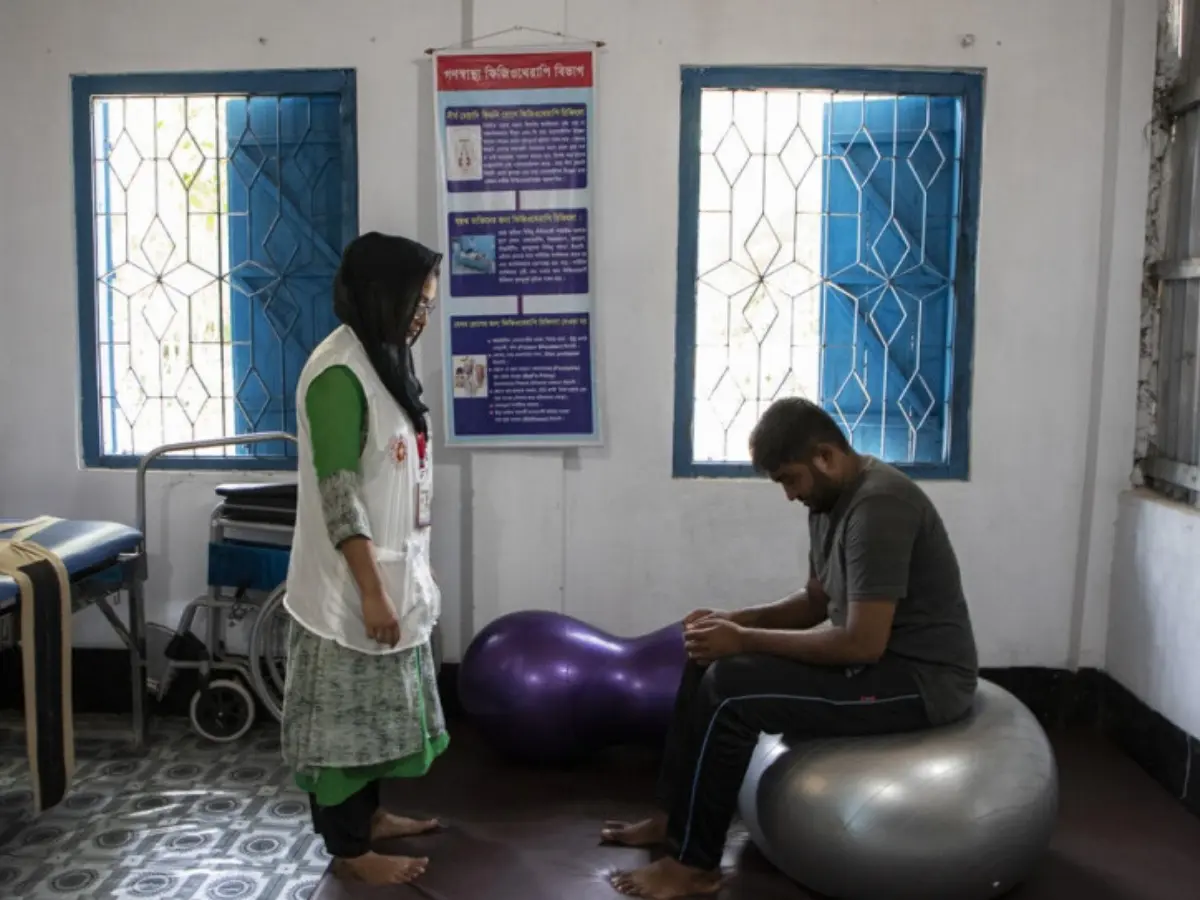 Naushin Anjum, kinésithérapeute, en séance avec Helal Uddin au Centre de kinésithérapie et de rééducation fonctionnelle de Shamlapur, Bangladesh.
