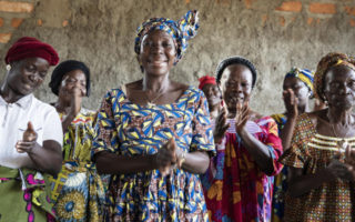 Des femmes debout chantent et dansent ensemble après avoir partagé un repas à Bangui, en République centrafricaine