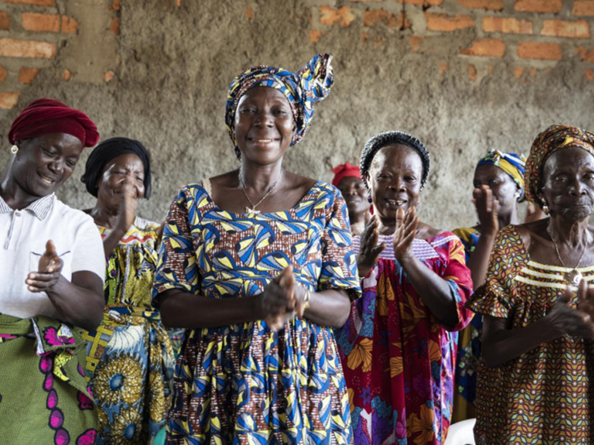 Des femmes debout chantent et dansent ensemble après avoir partagé un repas à Bangui, en République centrafricaine