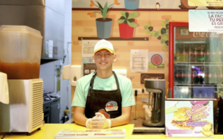 César Jiménez Martínez, sourd-muet de naissance, au travail dans la chaîne de hamburgers Sierra Nevada à Bogota, en Colombie