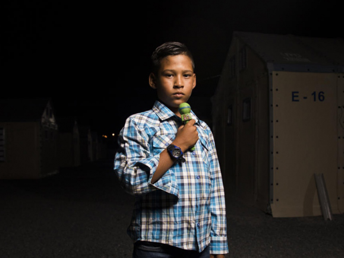Moisés joue le rôle du journaliste devant la caméra dans le refuge Rondon 3 à Boa Vista, au Brésil