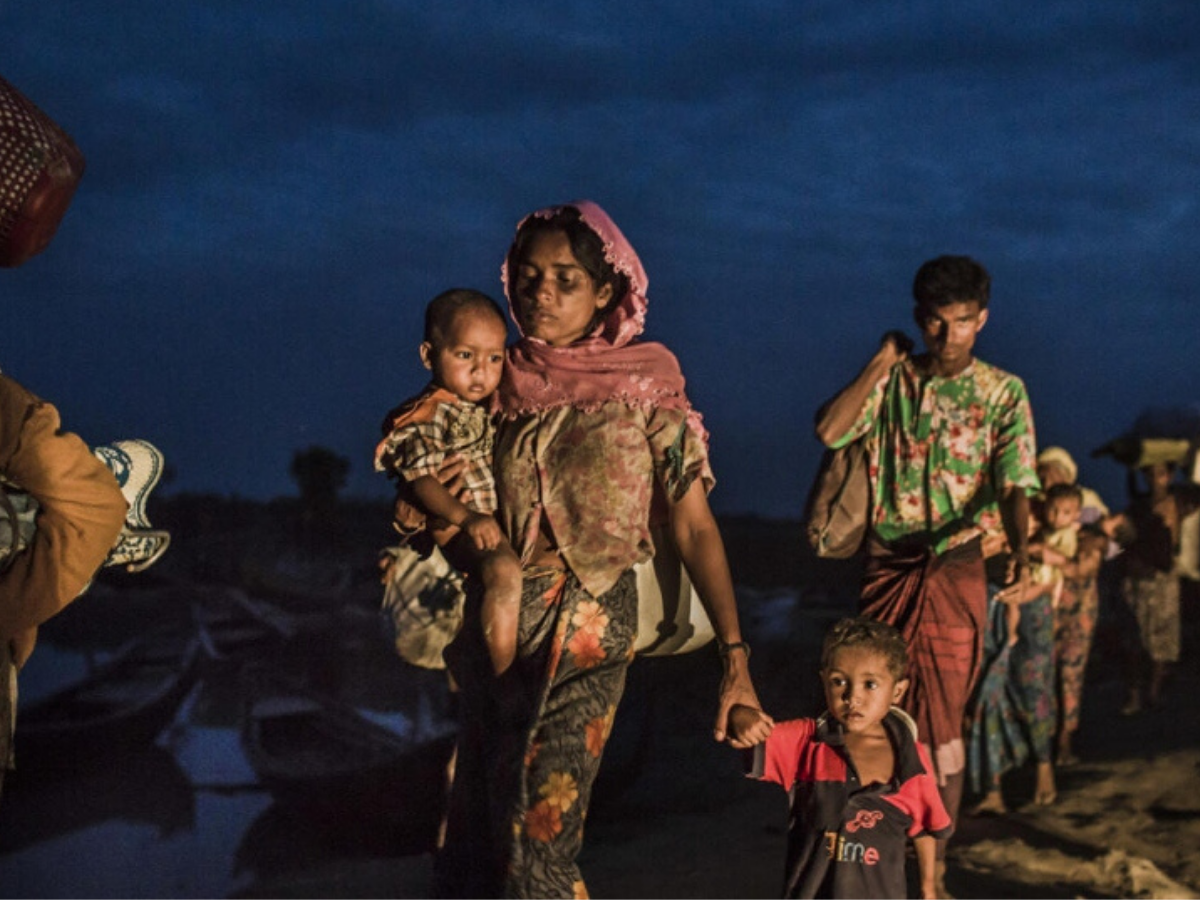 Un groupe de réfugiés rohingyas fuit le Myanmar et rejoint le camp de réfugiés de Teknaf au Bangladesh