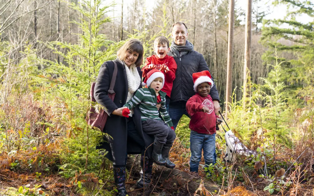 « Ensemble, nous formons une véritable famille » : Des Britanno-Colombiens aident des réfugiés récemment arrivés du Congo à célébrer leur premier Noël au Canada