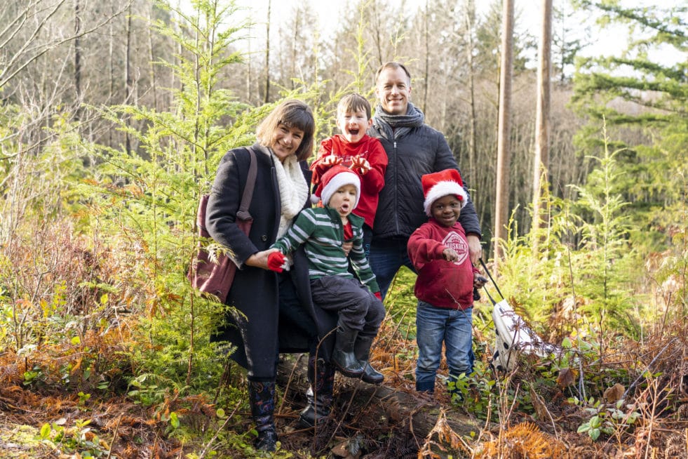 Famille de la Colombie-Britannique avec un réfugié dans la forêt