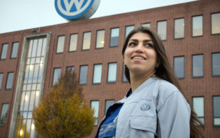 Mastura, une réfugiée afghane, devant l'usine et centre logistique de Volkswagen à Baunatal, en Allemagne