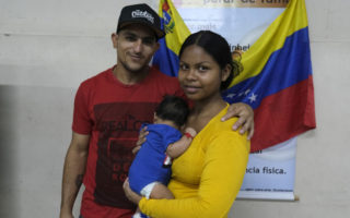 Les Vénézuéliens Ricardo et Maria avec leur nouveau-né âgé d’un mois dans un abri à Manaus, au Brésil