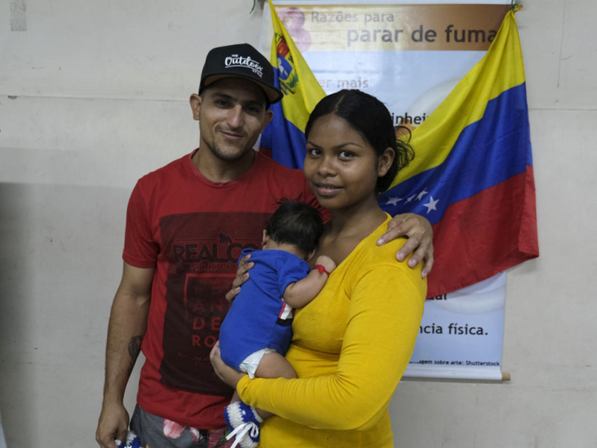 Les Vénézuéliens Ricardo et Maria avec leur nouveau-né âgé d’un mois dans un abri à Manaus, au Brésil