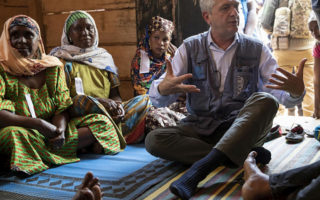 Filippo Grandi rencontre dans la ville de Bambari des femmes centrafricaines qui ont été déplacées par le conflit