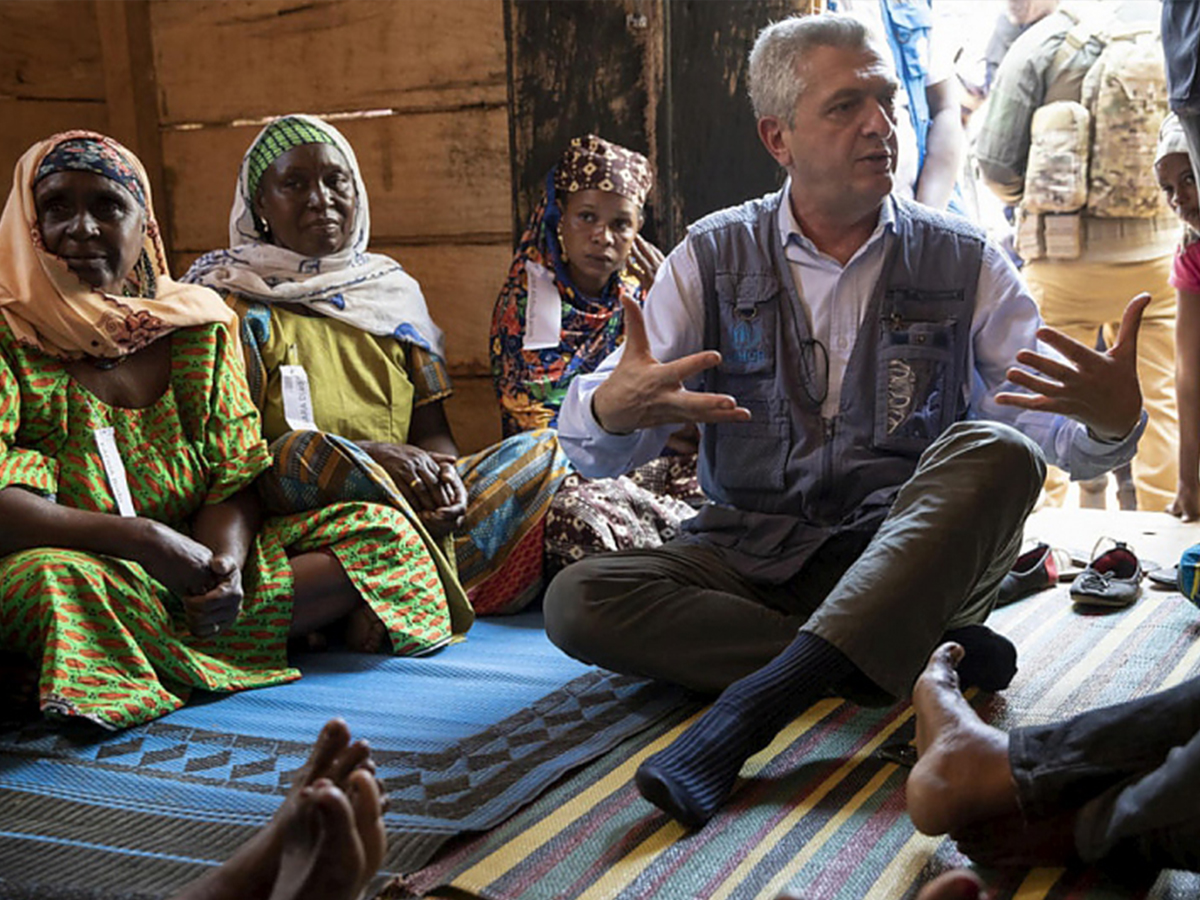 Filippo Grandi rencontre dans la ville de Bambari des femmes centrafricaines qui ont été déplacées par le conflit