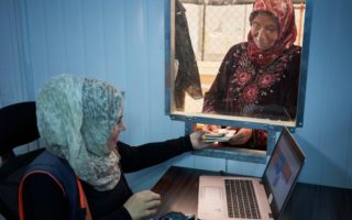 Des réfugiés syriens font la queue pour obtenir une aide en espèces pour l’équipement contre les conditions hivernales au camp de réfugiés de Zaatari, en Jordanie, en novembre 2017. L’aide permet aux réfugiés d’acheter du combustible pour le chauffage, des équipements d’isolation et des vêtements chauds