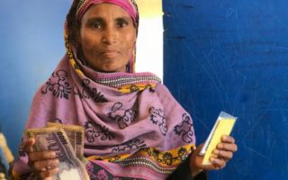 Samuda, 35 ans, réfugié rohingya et chef de famille monoparentale, reçoit une aide financière de la part du HCR au Bangladesh, en avril 2018. Elle dit : « La première chose que je vais faire, c’est rembourser nos dettes et ensuite nous utiliserons cet argent pour acheter de la nourriture