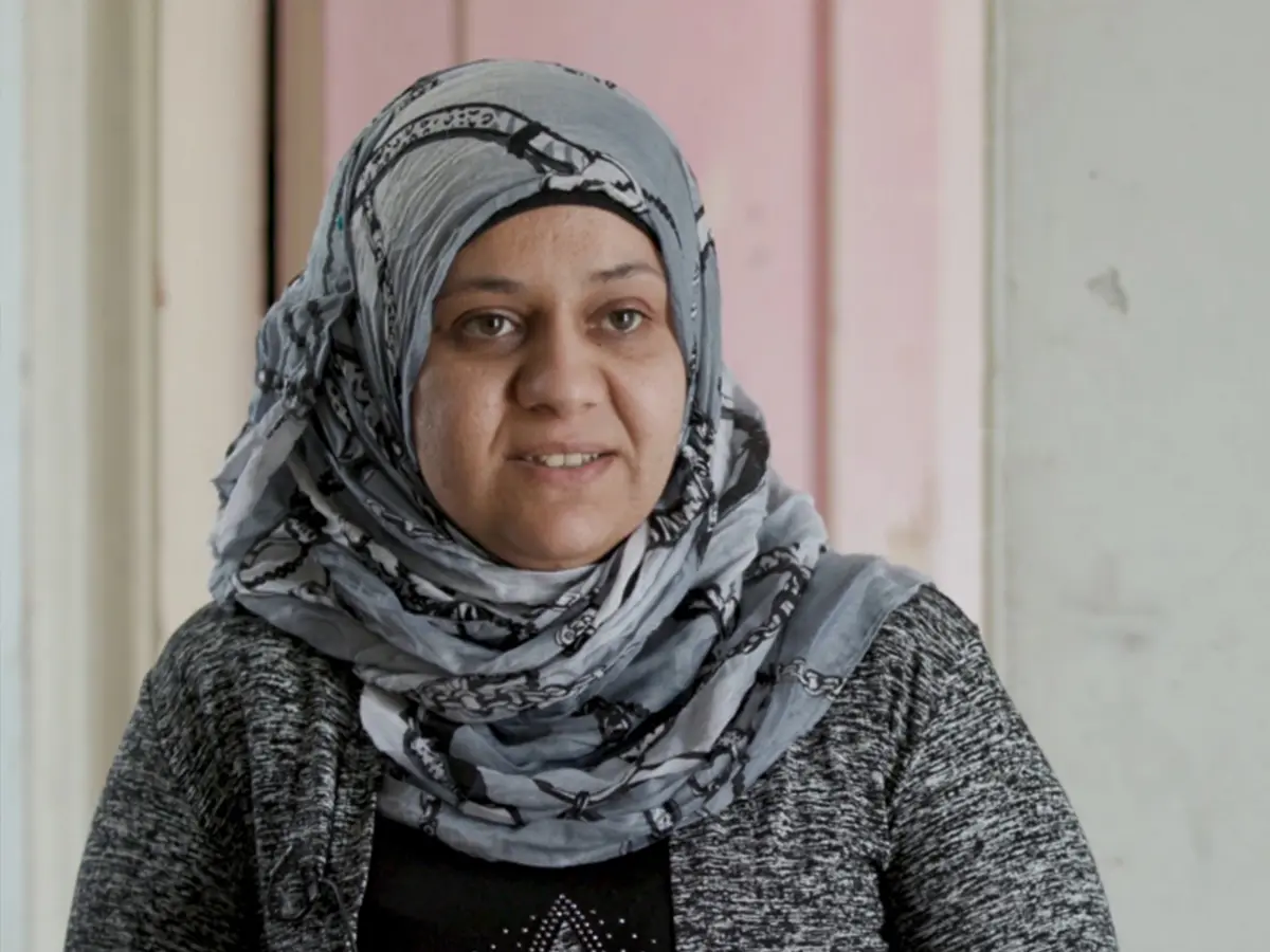 Manar Al Sayer, une veuve syrienne de 29 ans, reçoit une allocation d'aide en espèces à Beyrouth