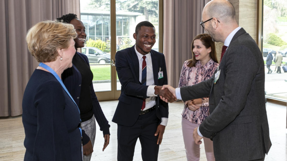 Le ministre danois de la Coopération au développement Rasmus Prehn (à droite) rencontre le réfugié Felix Sesay (au centre), un chercheur DAFI au Ghana