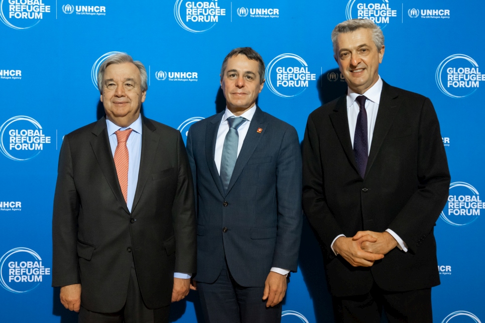Le Secrétaire général de l’ONU, Antonio Guterres, le Conseiller fédéral suisse Ignazio Cassis et le Haut Commissaire des Nations Unies pour les réfugiés, Filippo Grandi, au Forum mondial sur les réfugiés