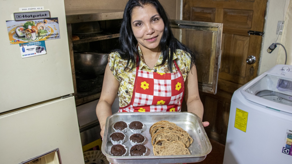 Après avoir fui le Venezuela, Deilys a lancé une entreprise de vente de desserts végétaliens avec l’aide du programme dénommé « modèle de graduation » en Équateur