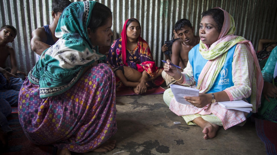 Rashida Begum, 23 ans, réfugiée rohingya, reçoit des conseils dans le camp de réfugiés de Kutupalong au Bangladesh