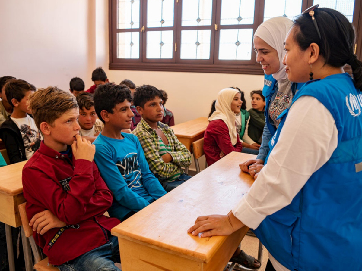 Des employées du HCR s’entretiennent avec des élèves le jour de la rentrée à l’école Tal Estabel, à Alep en Syrie. Septembre 2019