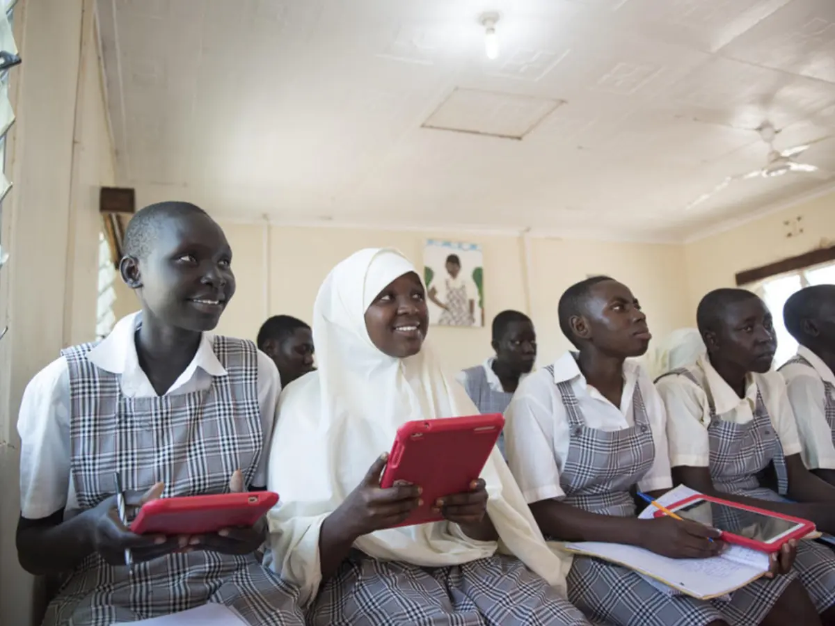 Des réfugiées utilisent des tablettes dans une salle de classe de l’école Angelina Jolie, au camp de réfugiés de Kakuma au Kenya. L’école est connectée à Internet depuis 2016 avec l’aide de la fondation Vodafone