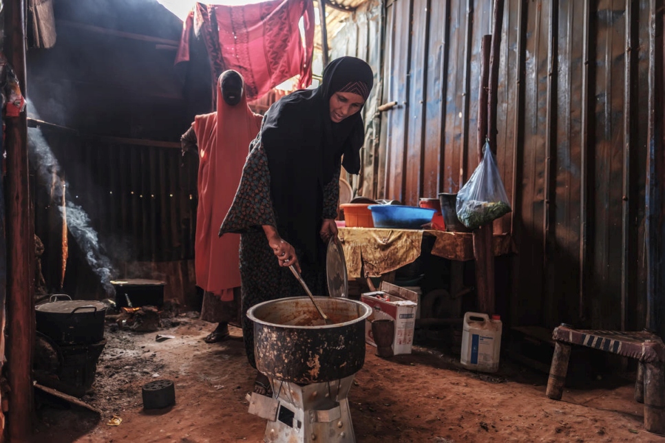 En Ethiopie, des réfugiés transforment les mauvaises herbes en combustible