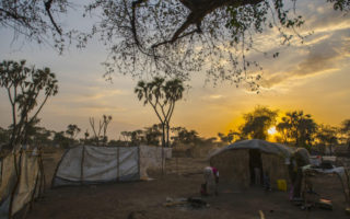 Coucher de soleil sur le camp de réfugiés de Doro, dans le comté de Maban, Soudan du Sud. Juin 2013