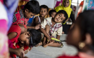 Des enfants rohingyas dans un espace adapté aux enfants au sein du site de réfugiés de Kutupalong en juillet 2019. Plus de la moitié des résidents de l'installation sont des enfants, qui sont plus vulnérables que les adultes concernant la traite des êtres humains et les enlèvements
