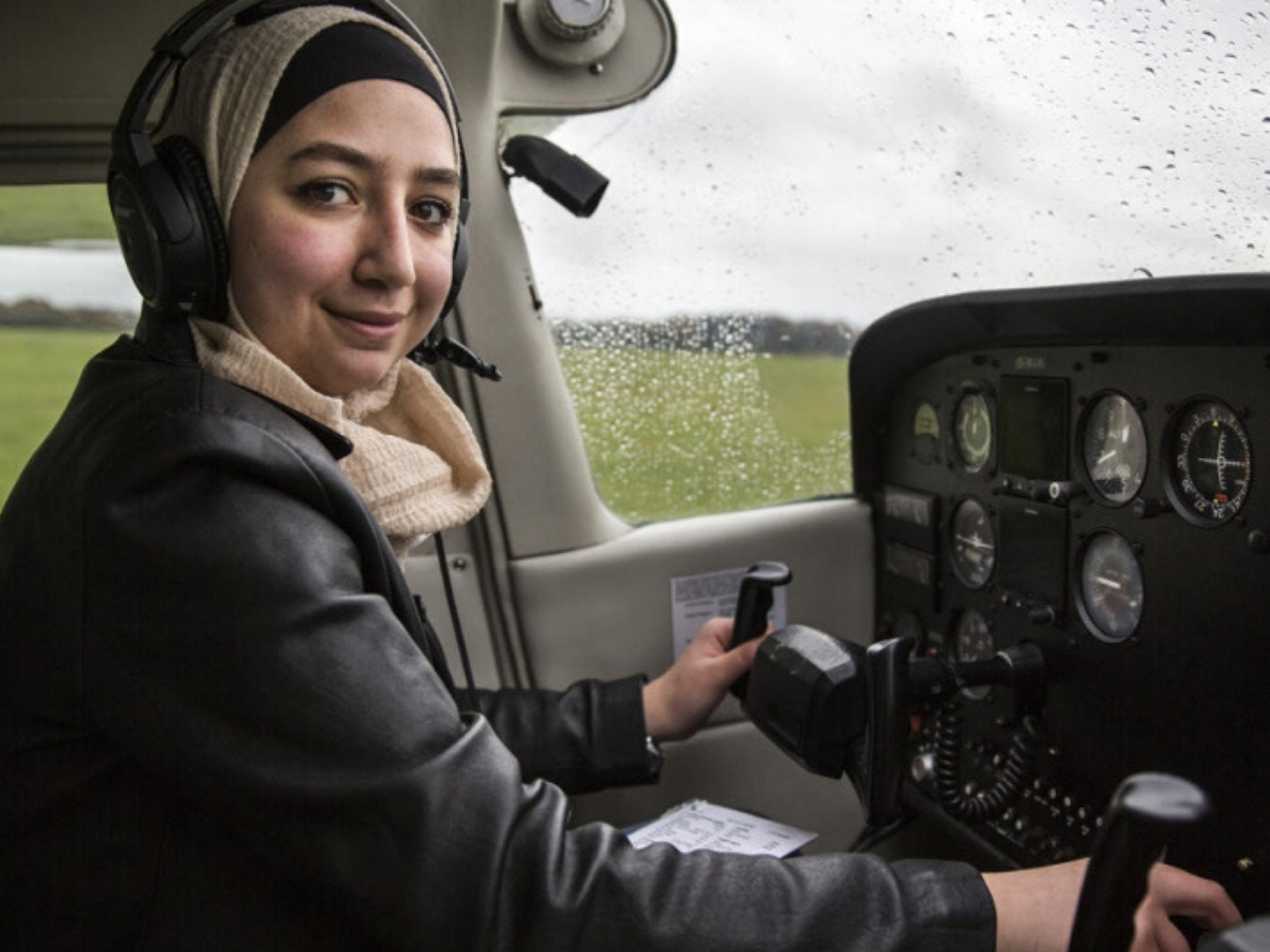 Maya Ghazal, 20 ans, après son premier vol solo au Centre de pilotage de Denham, Royaume-Uni