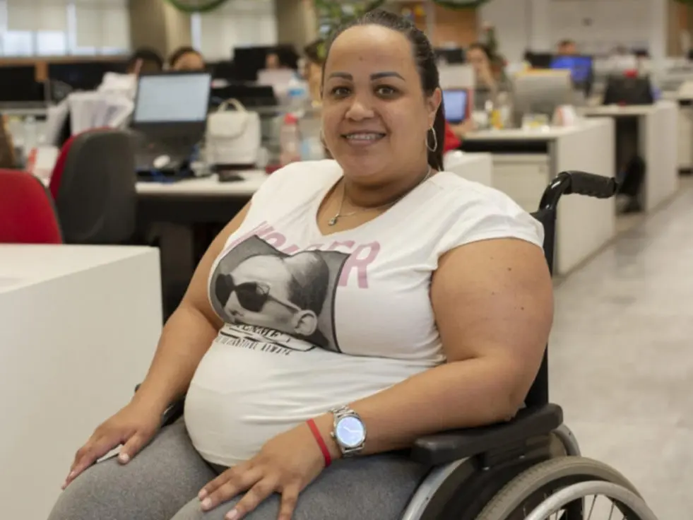 woman in wheelchair find employment in Brazil