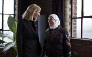 L’Ambassadrice de bonne volonté du HCR Cate Blanchett en compagnie de Razan Alsous, réfugiée syrienne et femme d’affaires