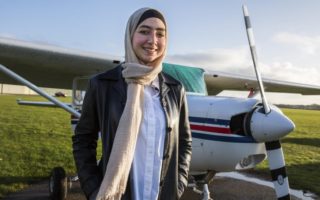 Maya Ghazal, 20 ans, devant l’avion avec lequel elle va entreprendre son premier vol solo au Centre de pilotage de Denham, Royaume-Uni.