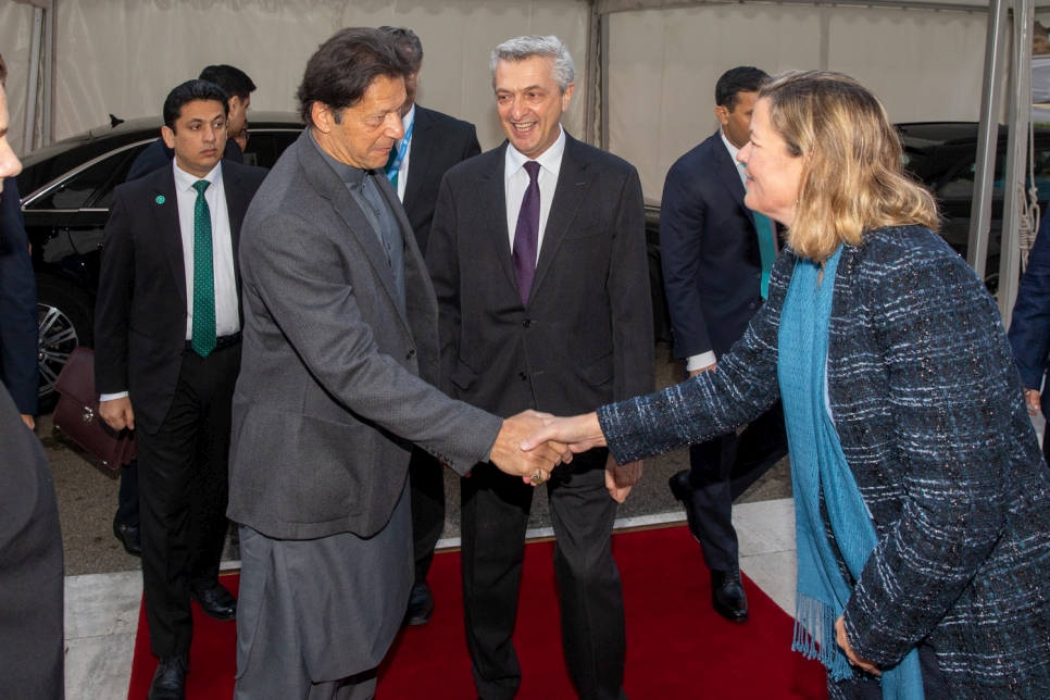 Le Premier ministre pakistanais Imran Khan est accueilli par le Haut Commissaire des Nations Unies pour les réfugiés, Filippo Grandi, et la Haut Commissaire adjointe, Kelly Clements