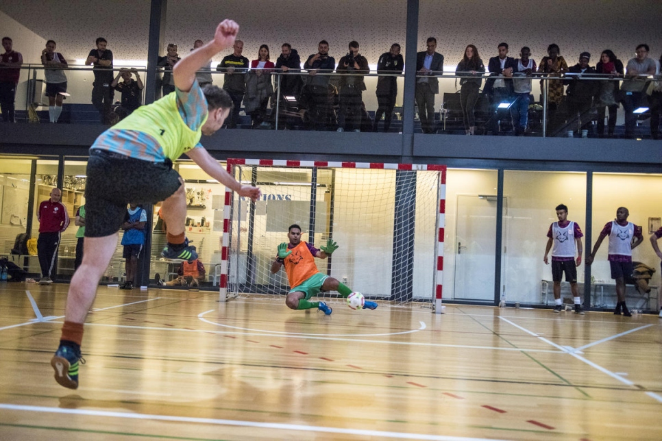 Des réfugiés font équipe avec des joueurs locaux pour un tournoi de football en salle dans le cadre du Forum mondial sur les réfugiés