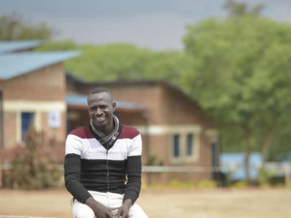 Un demandeur d'asile devant un centre d'urgence au Rwanda