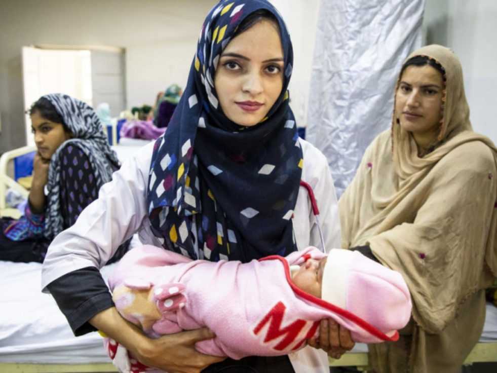 Saleema soigne les mères et leurs bébés à l'hôpital de la Sainte Famille au Pakistan