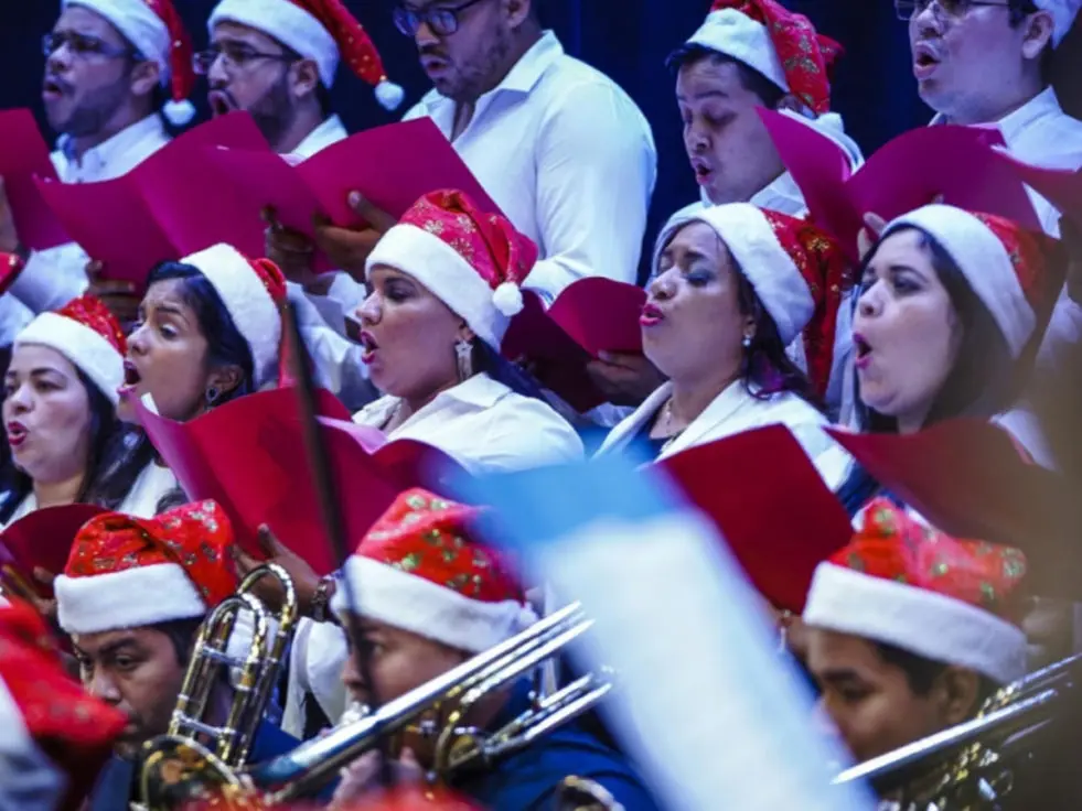 Refugees sing in Christmas choir concert
