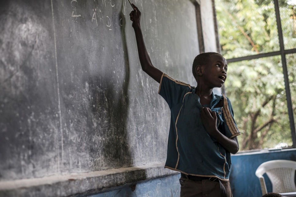  Un garçon pointant sur un tableau noir en Éthiopie
