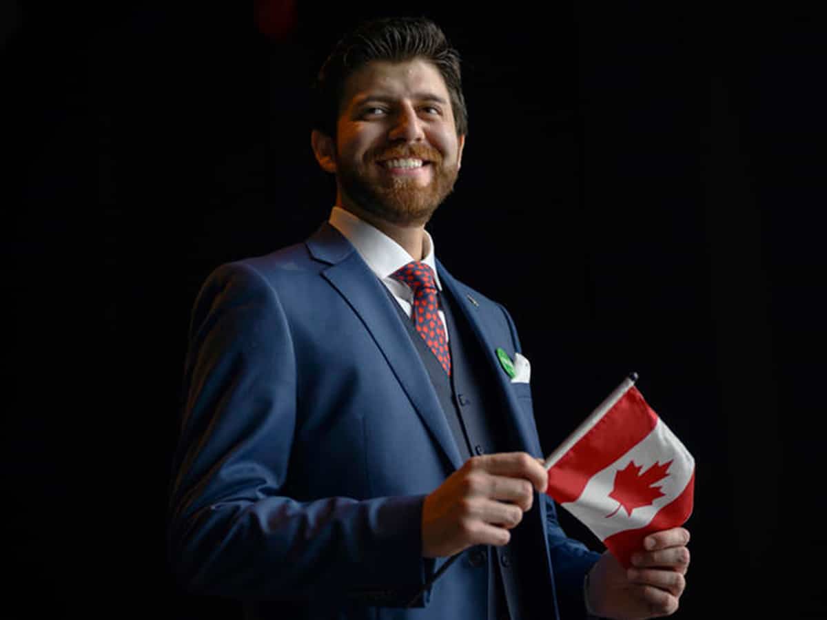 Le mercredi 15 janvier 2020, Tareq Hadhad, un réfugié syrien et le fondateur de Peace by Chocolate, prend la pose avant sa cérémonie de citoyenneté canadienne au Quai 21 à Halifax (Nouvelle-Écosse). 