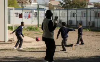 des réfugiés jouent au football en Libye