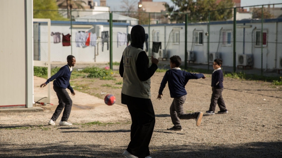 des réfugiés jouent au football en Libye