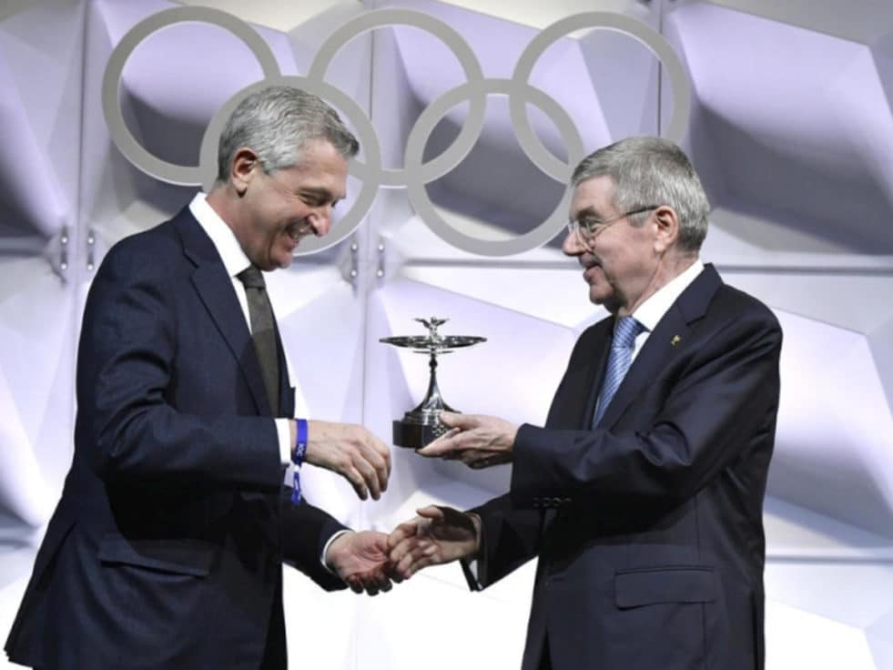 UNHCR Chief holding award from Olympic Committee 