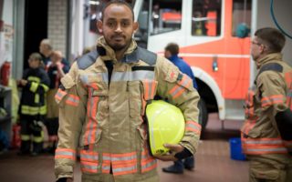 Durant la période d’examen de sa demande d’asile, le réfugié somalien Youssouf est pompier volontaire dans la ville de Fürstenwalde, en Allemagne. Image d’archives, octobre 2017