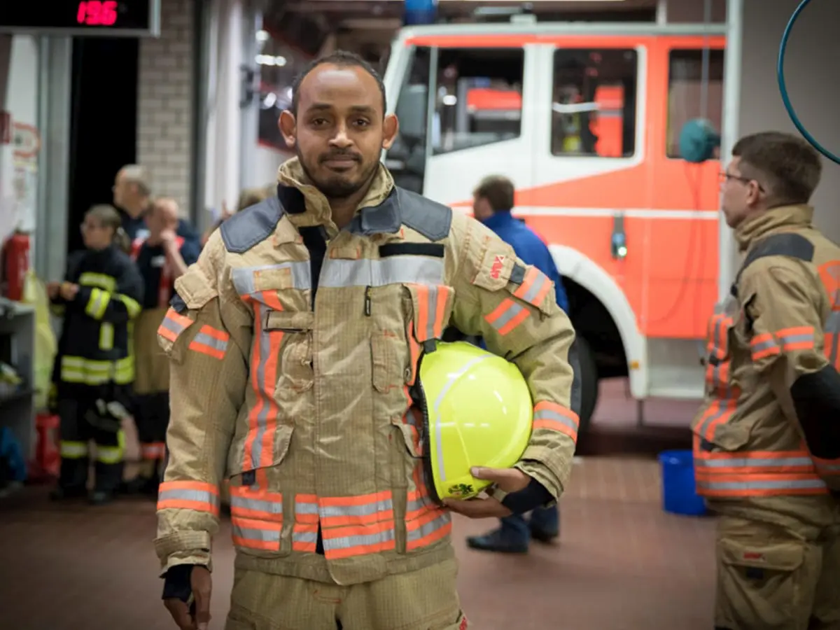 Durant la période d’examen de sa demande d’asile, le réfugié somalien Youssouf est pompier volontaire dans la ville de Fürstenwalde, en Allemagne. Image d’archives, octobre 2017