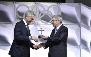 Le chef du HCR reçoit un prix du Comité olympique