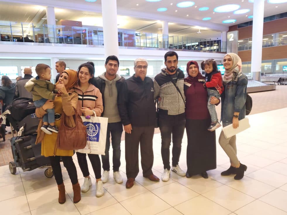 Après avoir été déracinés et séparés par la guerre en Syrie, les membres de la Famille Bakr retrouvent leur frère Abdo (au centre à droite) à Winnipeg (Manitoba). Photo fournie gracieusement par la famille Bakr