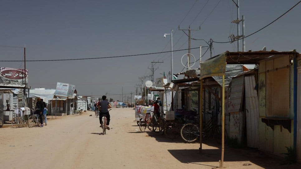 Za’atari’s main shopping street stands largely empty as people stay indoors. © UNHCR/Mohamad al-Taher