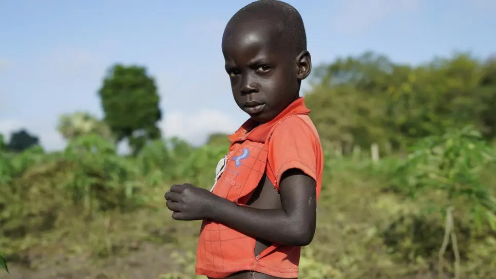 Un des enfants de Queen Chandia sur sa terre agricole, au camp de Oliji