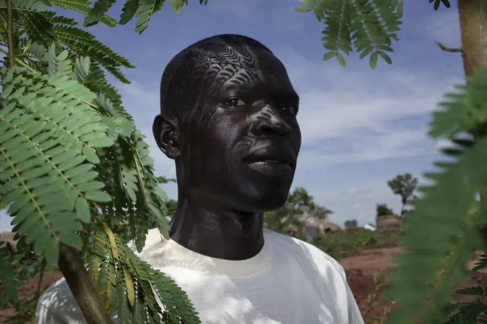 Abraham, un réfugié sud-soudanais, plante des arbres en Ouganda