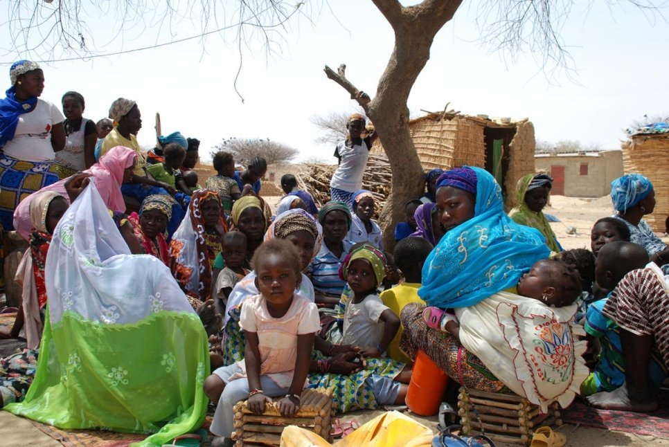 Une famille forcée de fuir les violences au Burkina Faso est accueillie par des proches en mai 2019. A travers le Sahel, de nombreux mouvements similaires ont lieu.